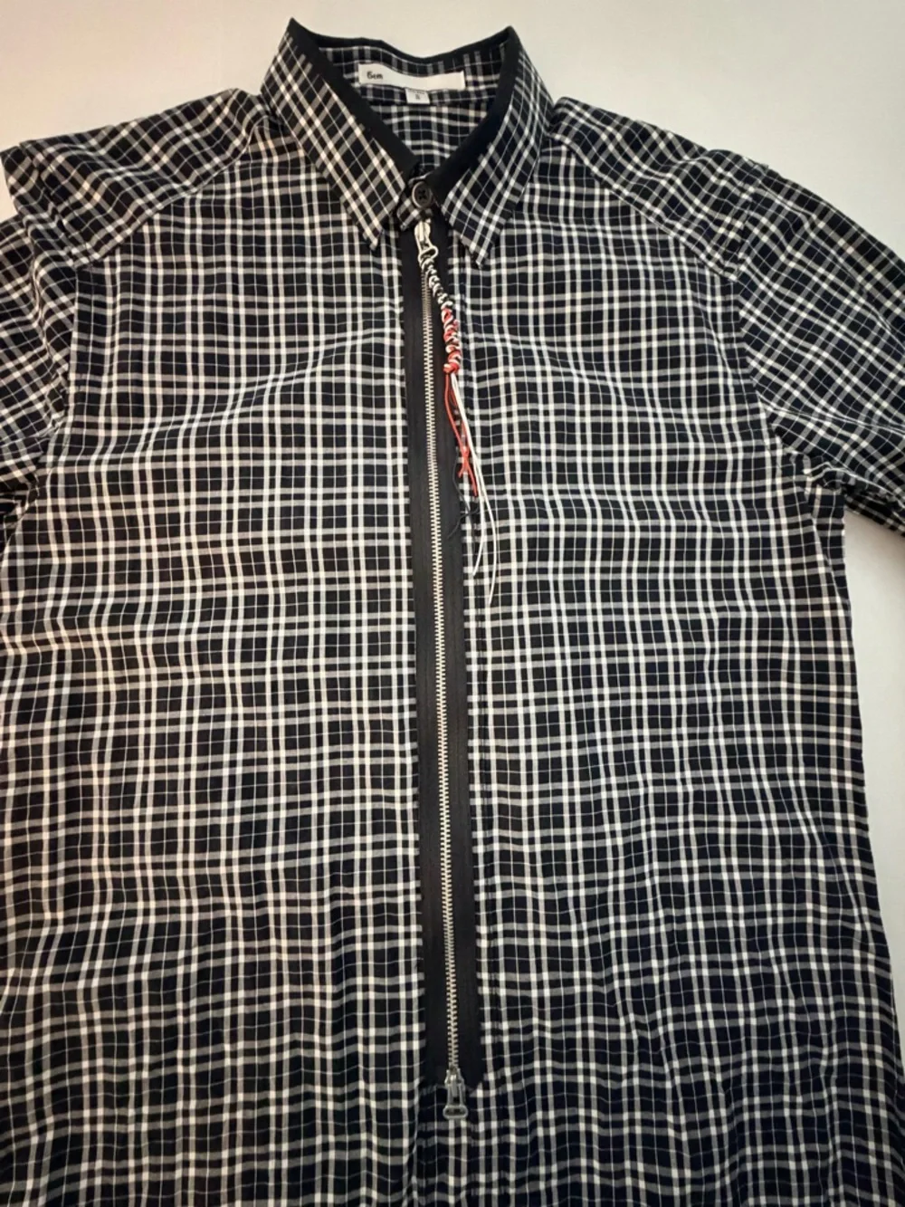 Five Centimeters Brand Men's Black & White Plaid Zip-Front Shirt. Size S